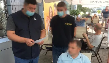 9000 доларів за дозволи та ліцензії на перевезення вантажів - ДБР затримало посадовця Державної служби України з безпеки на транспорті  